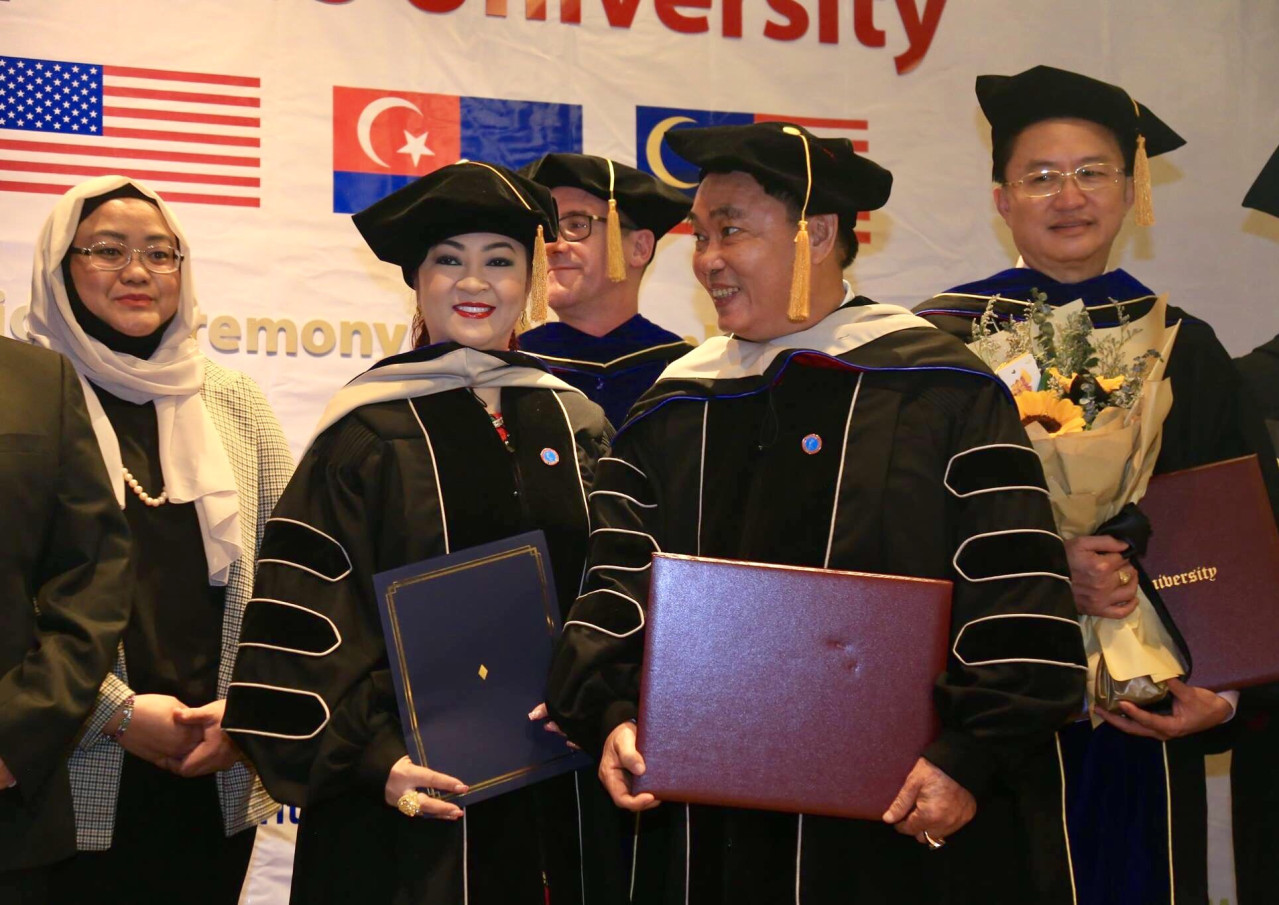 Vợ chồng ông Dũng lò vôi nhận bằng tiến sĩ và được phong giáo sư Mỹ - Giáo dục Việt Nam