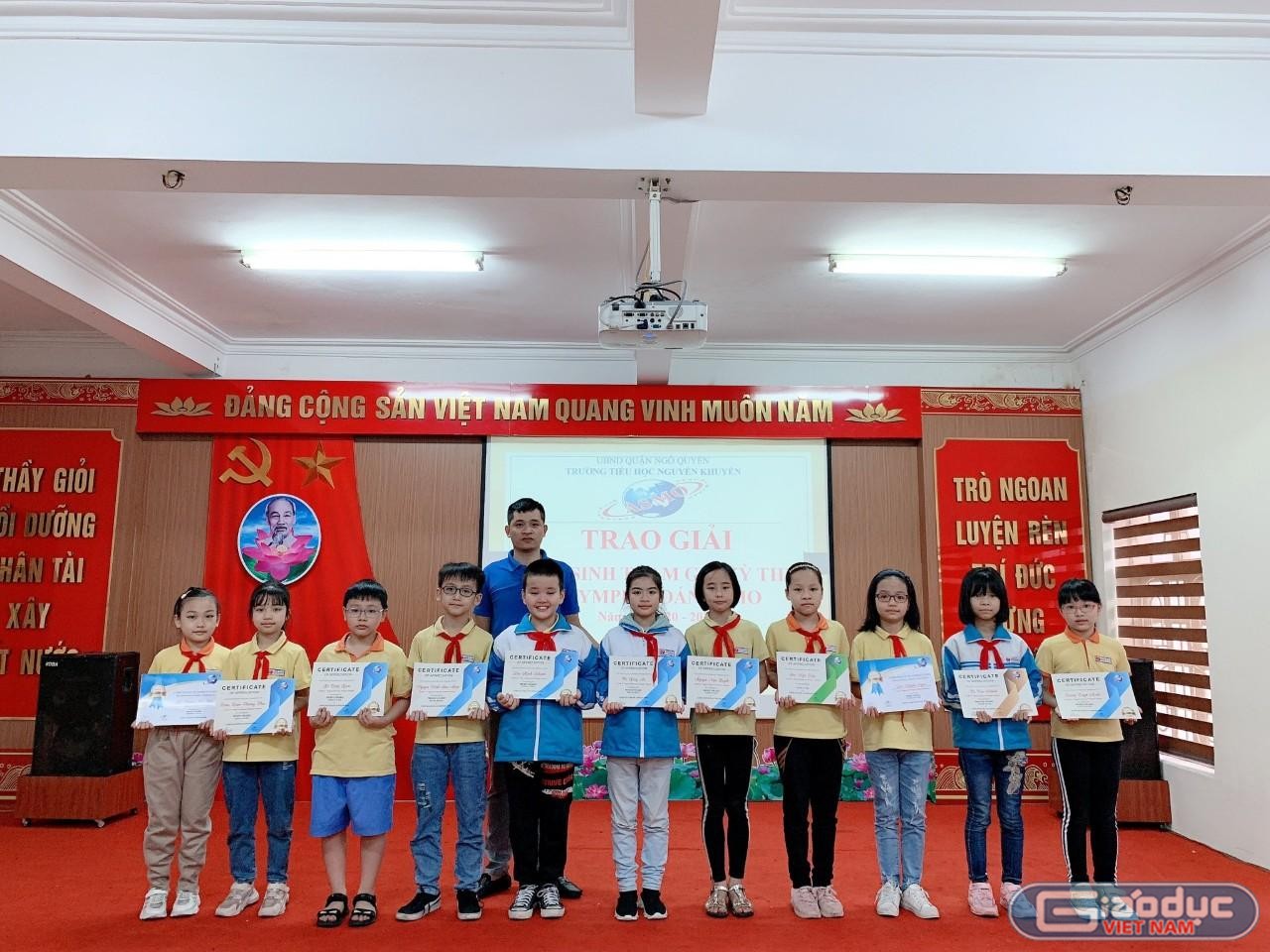 Thầy giáo tổ chức học biển báo giao thông bằng trò chơi cuốn hút các em tiểu học - Giáo dục Việt Nam