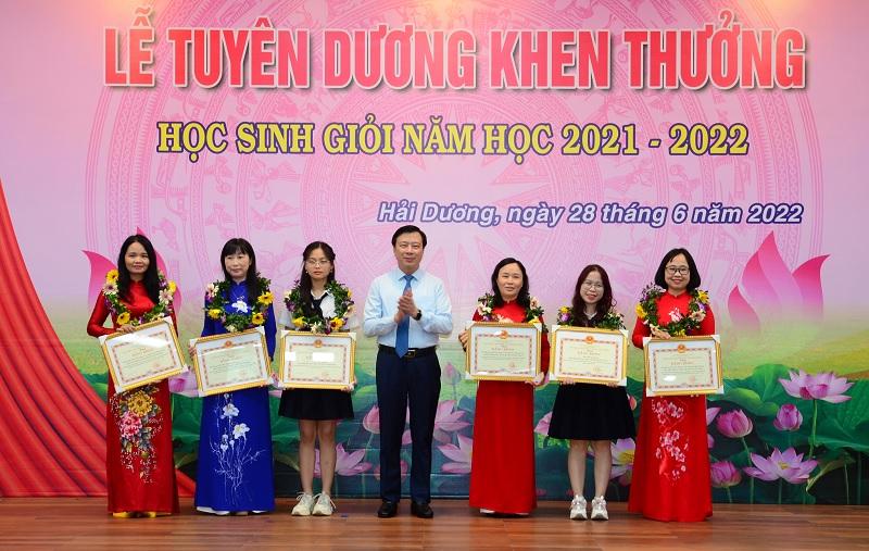 Tỉnh Hải Dương tuyên dương hơn 100 học sinh, thầy cô giáo có thành tích xuất sắc - Giáo dục Việt Nam