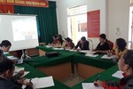  Giáo viên huyện Kỳ Sơn đang nghiên cứu sách giáo khoa lớp 1 (Ảnh CTV) 