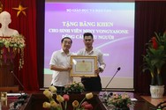 Bộ trưởng Phùng Xuân Nhạ tặng bằng khen cho sinh viên Lào dũng cảm cứu người
