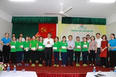  Ngành Giáo dục tỉnh Nghệ An trao quà hỗ trợ cho giáo viên ngoài công lập (Ảnh Sở Giáo dục cung cấp)