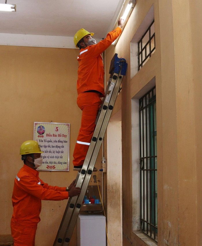 Công nhân Công ty Điện lực Tuyên Quang cải tạo, sửa chữa lại hệ thống điện tại Trường Phổ thông dân tộc bán trú Trung học cơ sở Hùng Lợi