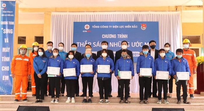 Đại diện EVNNPC và huyện Yên Sơn trao tặng máy tính bảng cho các em học sinh Trường Phổ thông dân tộc bán trú Trung học cơ sở Hùng Lợi