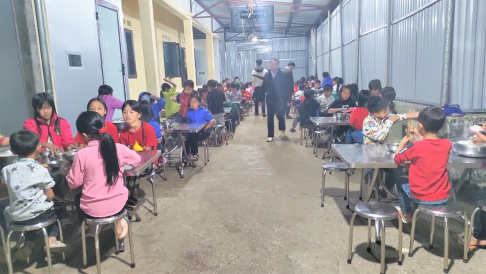 Bữa cơm bán trú níu chân học sinh Mường Tè ở lại trường 