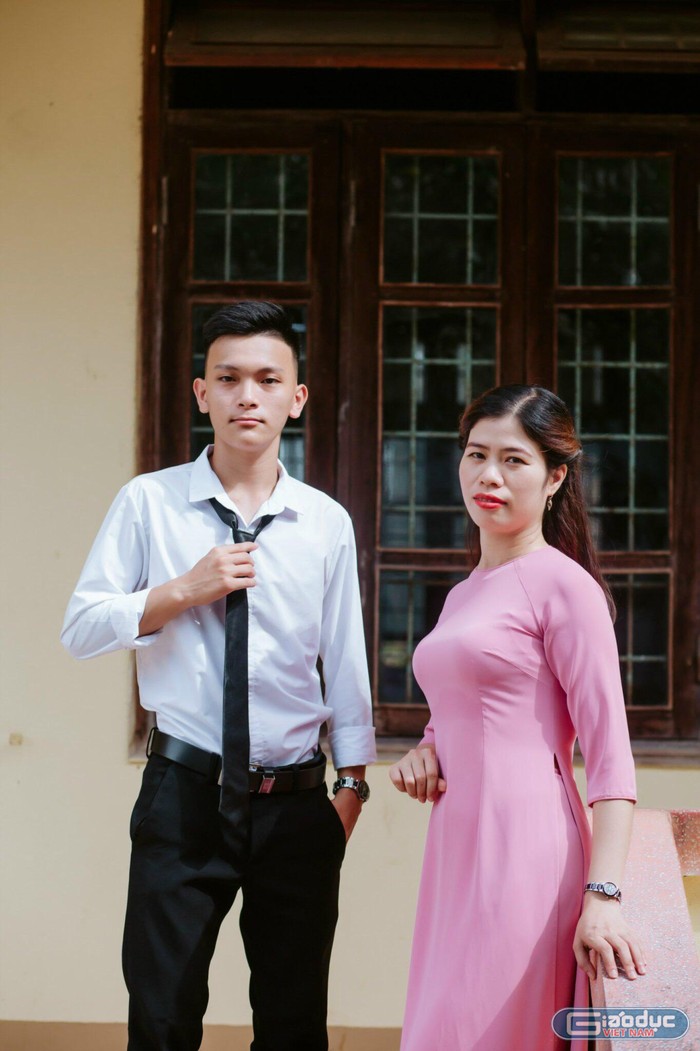 Nguyễn Phi Long và cô giáo chủ nhiệm Nguyễn Thị Thúy Quỳnh. Ảnh: Nhân vật cung cấp