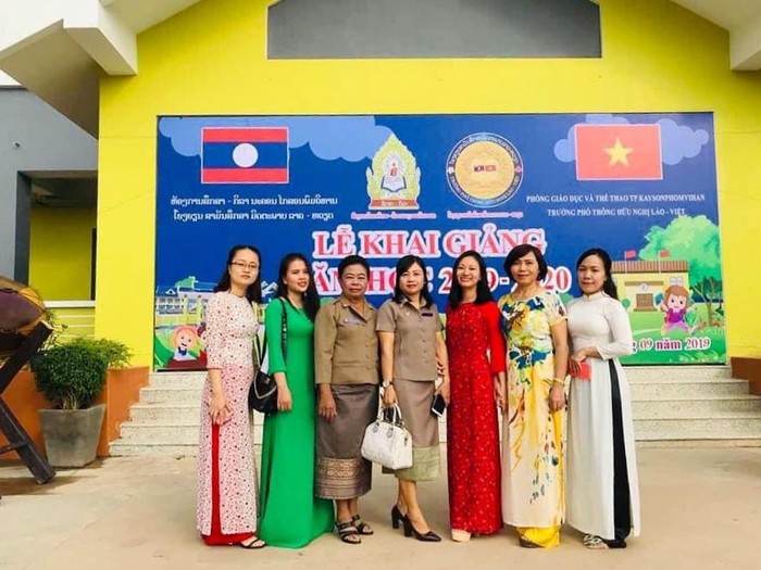Cô giáo Phan Thị Thuỳ Dung (áo dài đỏ) bên các đồng nghiệp trong ngày khai giảng tại nước bạn Lào. Ảnh: Nhân vật cung cấp